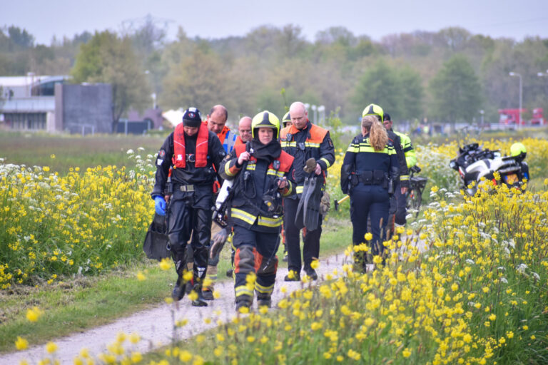 Brandweerduikers doorzoeken sloot Molenweg Krimpen aan de Lek