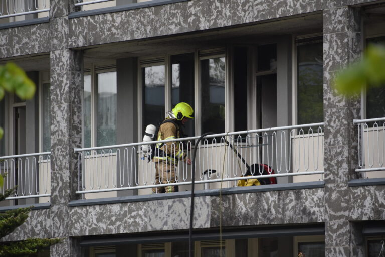 Brandweer blust brand in woning Cliostraat Rotterdam