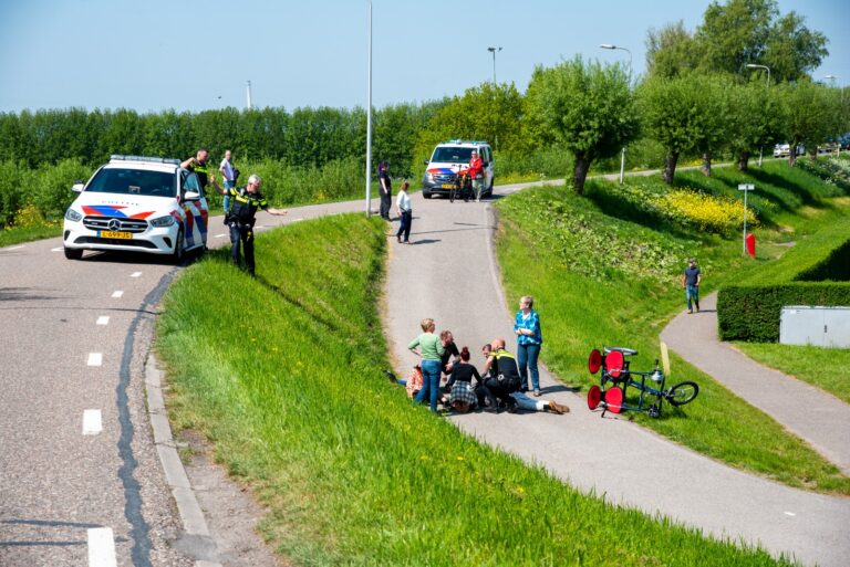 Zwaargewonde na ongeluk met duofiets Albrandwaardsedijk Poortugaal