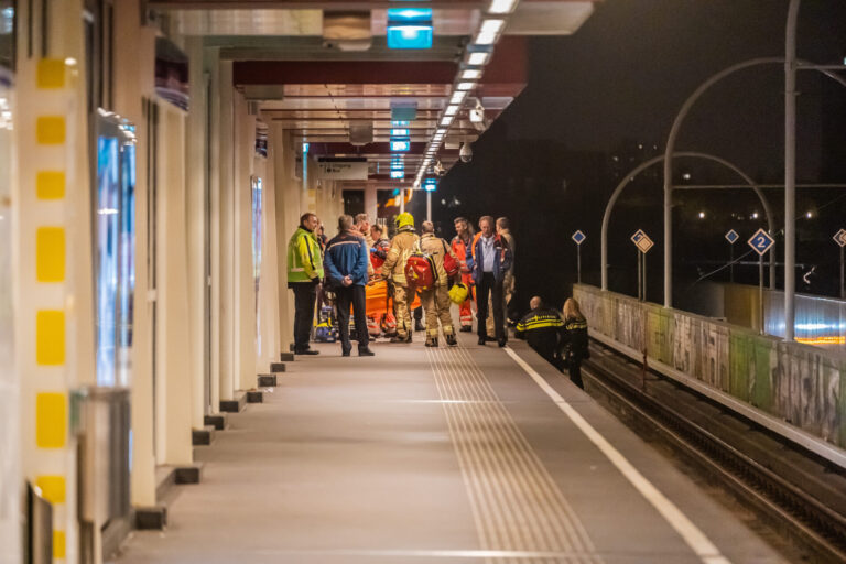 Dronken man valt op metrospoor Capelsebrug Rotterdam