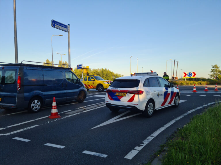 N210 in Krimpen aan den IJssel gedeeltelijk dicht nadat vrachtwagen olie verliest