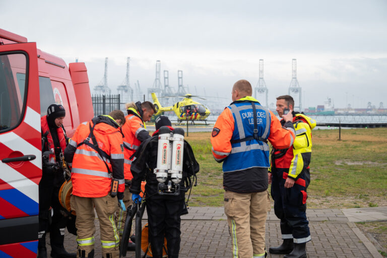 Vliegtuigje neergestort in Calandkanaal, twee doden Maasvlakte Rotterdam