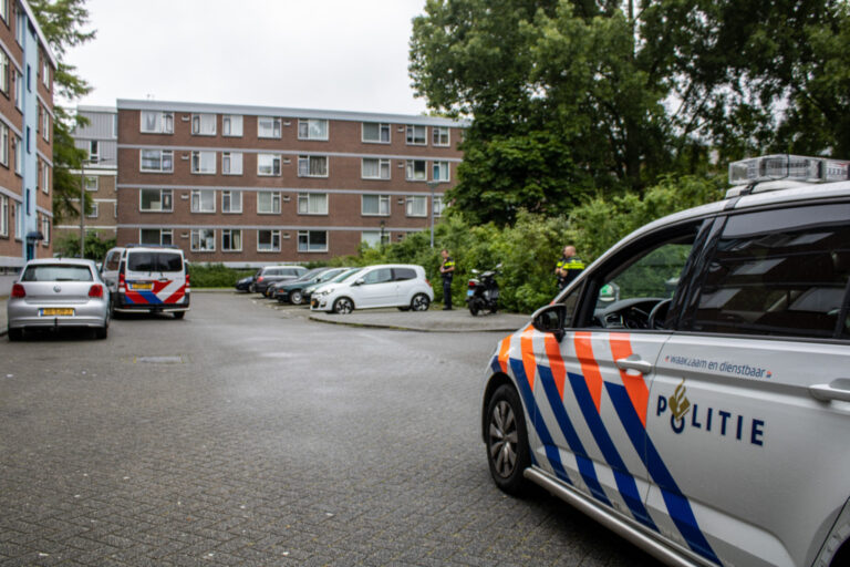 Automobilist rijdt in op man met mes op Viergeverstraat in Rotterdam