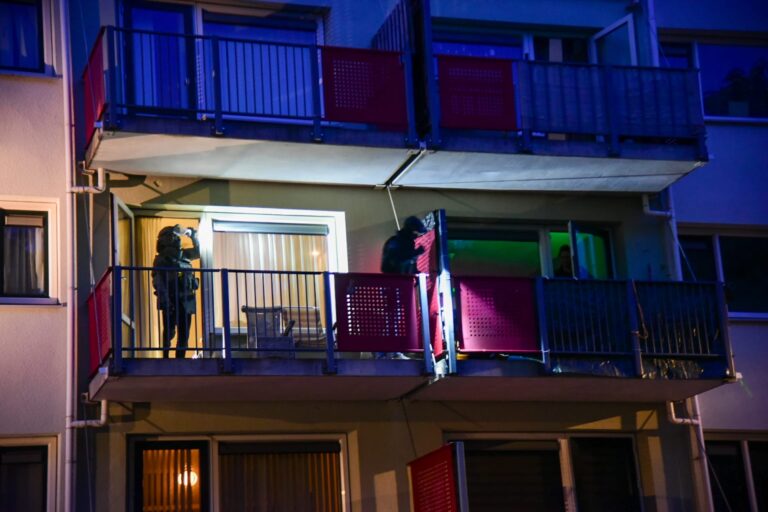 Arrestatieteam valt woning binnen na melding mishandeling en vuurwapen Treil Hoogvliet
