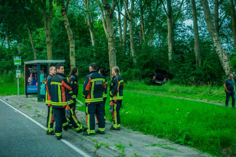 Auto botst tegen boom Europalaan Nieuwerkerk aan den IJssel