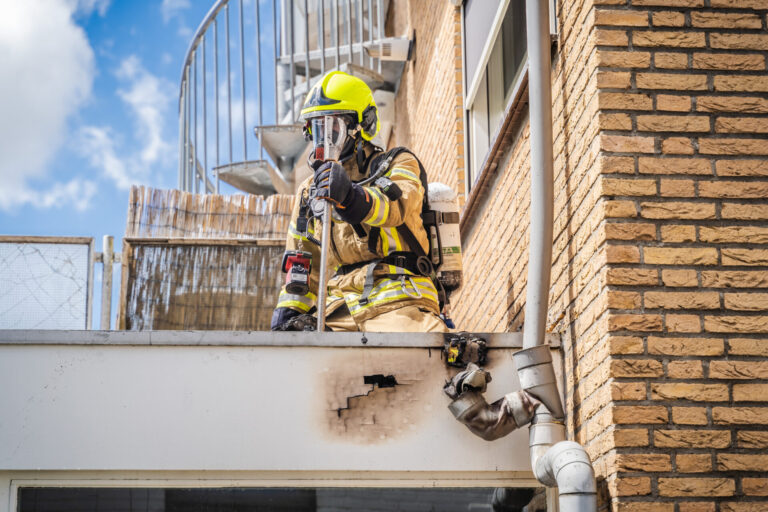 Brand op dak door werkzaamheden Bermweg Capelle aan den IJssel
