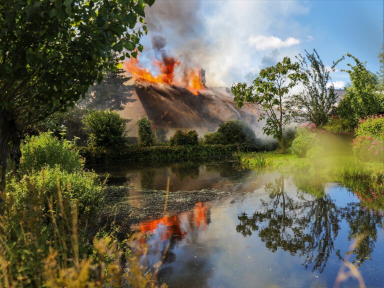 Woonboerderij met rieten kap volledig verwoest Ruige Weide Oudewater