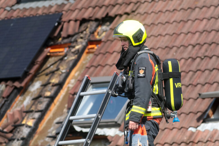 Veel schade aan dak van woningen na brand Beinsdorppolderweg Gouda