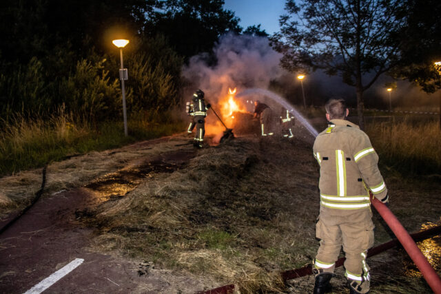 Flinke rookontwikkeling door in brand staande hooibalen trekt over wijk Holy in Vlaardingen