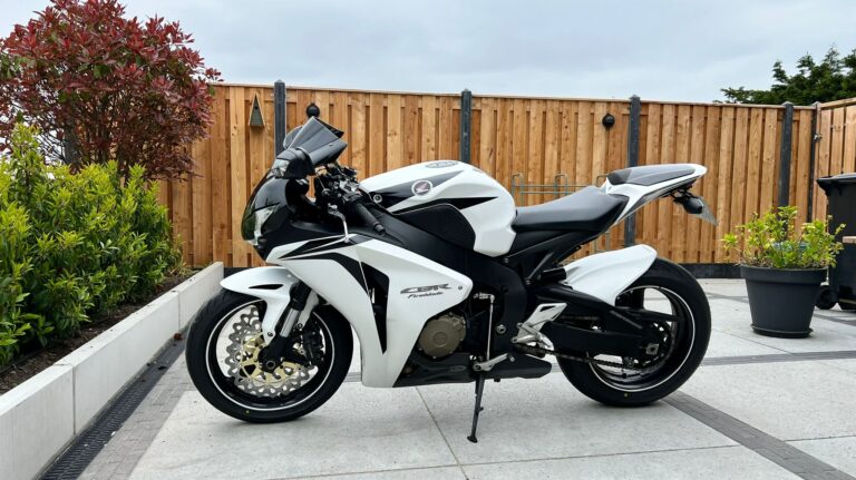 Jongens stelen Fireblade motor uit afgesloten garage Griet Manshande Erf Capelle aan den IJssel
