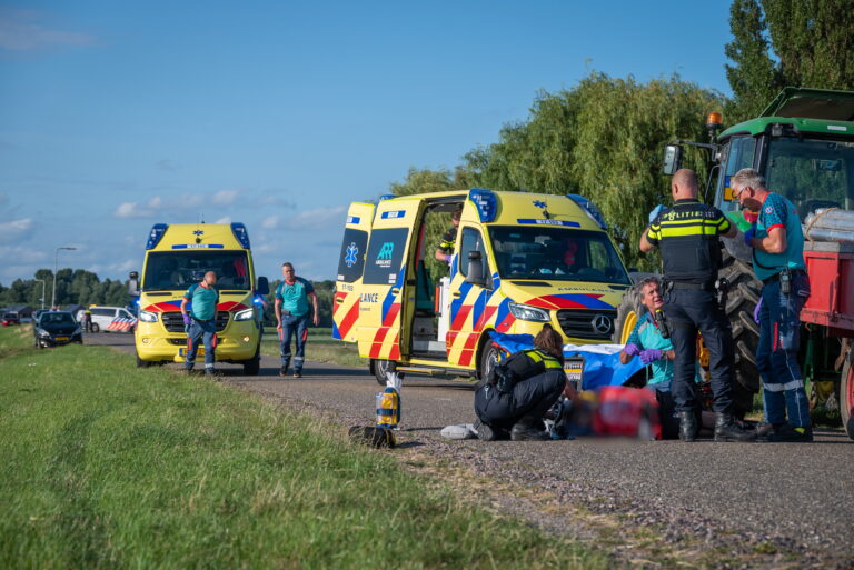 Wielrenner zwaargewond na aanrijding met stilstaande trekker Drogendijk Zuidland