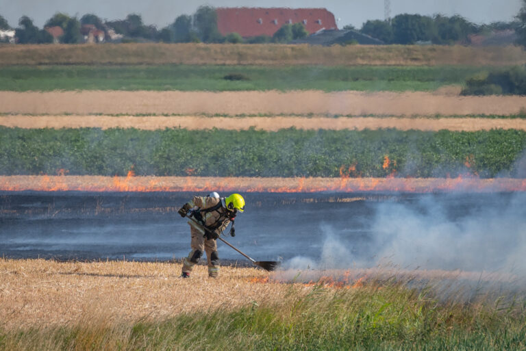 Brandweer blust snel uitbreidende brand op akker Breedeweg Zuidland