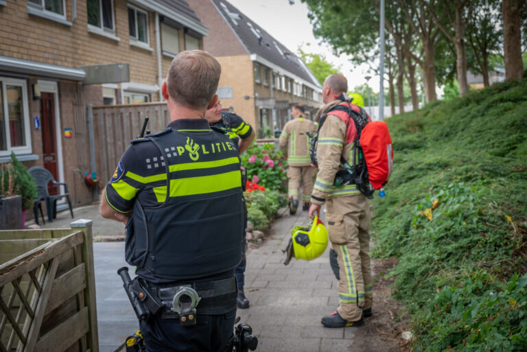 Bewoners horen rookmelder en zien rook bij buren Figarostraat Spijkenisse
