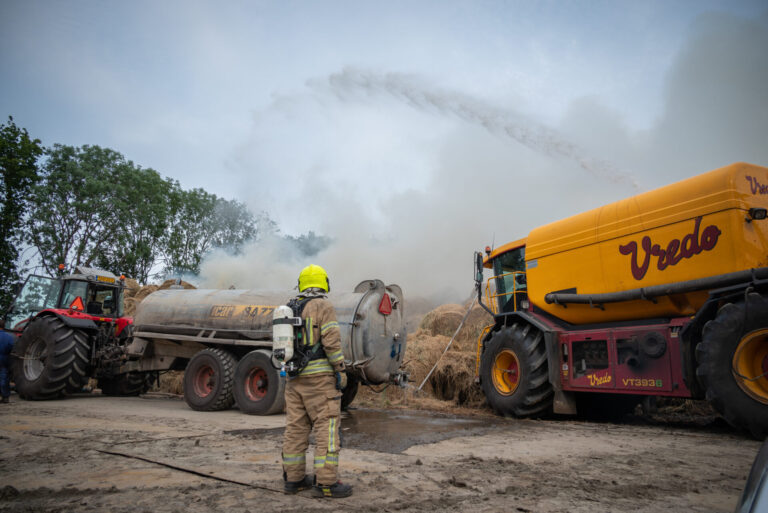 Grote brand in berg met strobalen Krommedijk Zuidland