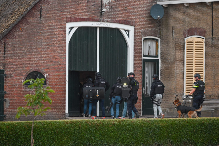 Politie houdt man aan na vuurwapenmelding Schoutsweg Zuidland