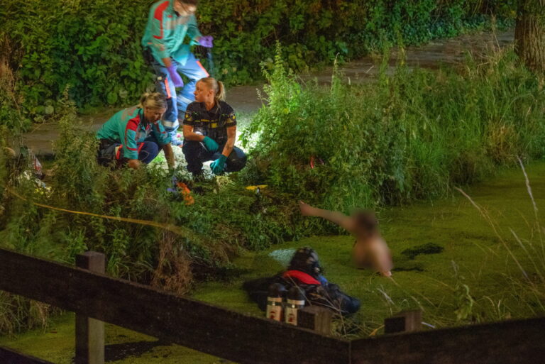 Vrouw raakt met scootmobiel te water en wordt gered Dorpsstraat Hekelingen