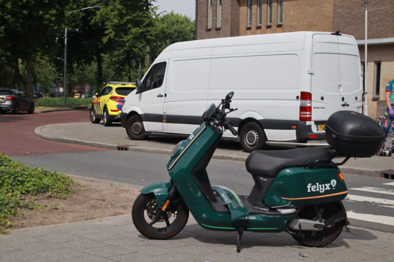 scooterrijdster raakt lichtgewond na aanrijding met bestelbus Lange Hilleweg Rotterdam