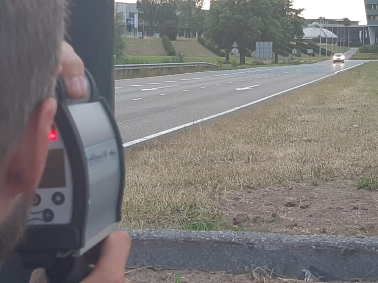 Politie deelt 27 bekeuringen uit op Abram van Rijckevorselweg Capelle aan den IJssel
