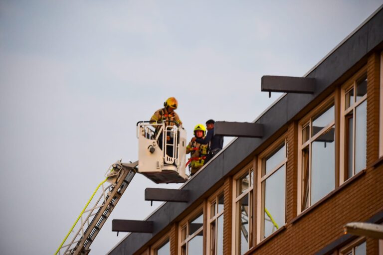 Appartementen ontruimd na schietpartij en explosief in brievenbus Hellevoetstraat Rotterdam