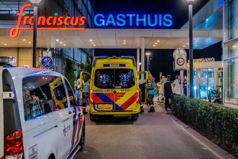 Man door vrienden zwaargewond naar ziekenhuis gebracht Kleiweg Rotterdam