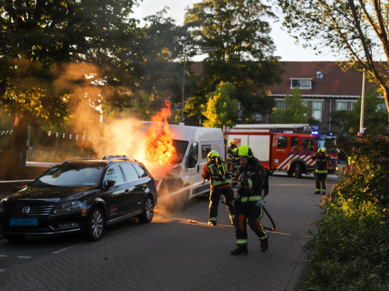 Eigenaar ziet net aangekochte Camper in vlammen op gaan Burgemeester Martenssingel Gouda