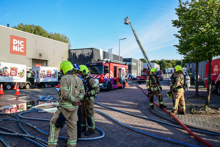 Grote brand in distributiecentrum Picnic Vlambloem Rotterdam