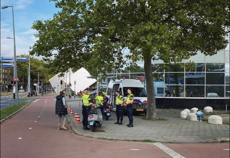 Ruim 200 scooter gecontroleerd tijdens controles in Rotterdam Delfshaven