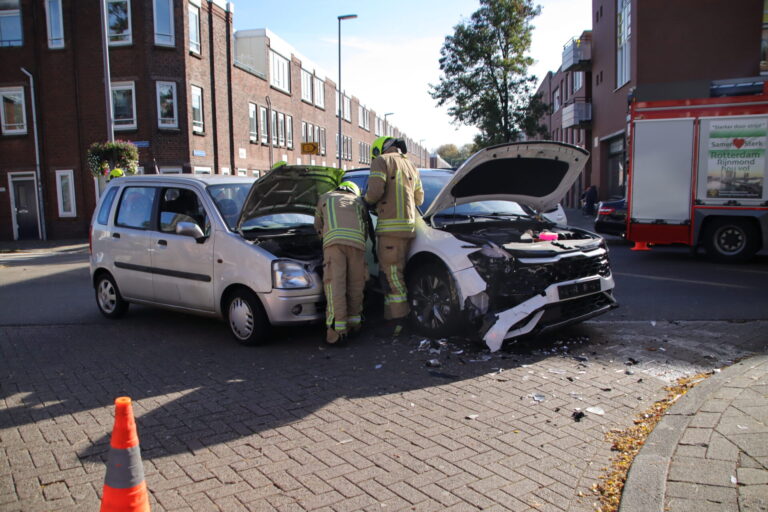 Twee lichtgewonden bij forse aanrijding Ebenhaezerstraat Rotterdam