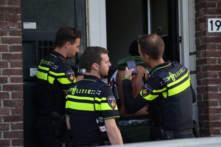 Man in rug gestoken bij steekpartij Lange Hilleweg Rotterdam