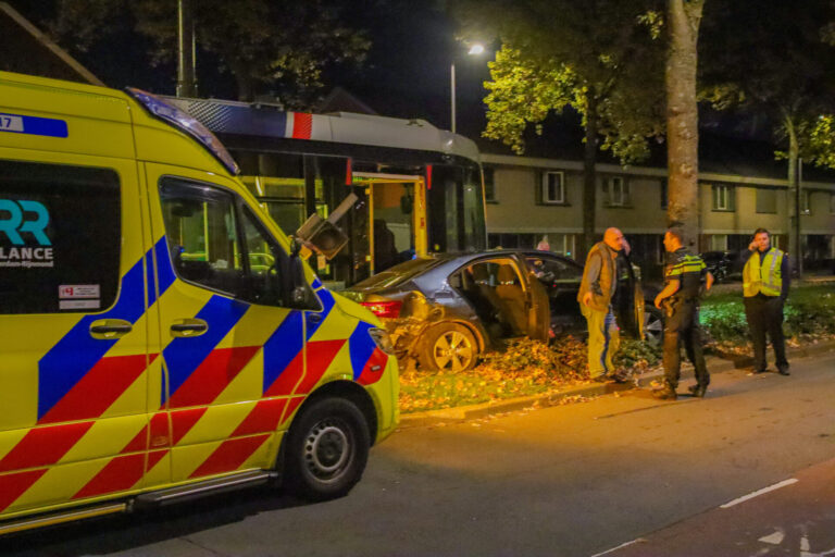 Gewonden na aanrijding tussen taxi en tram Beukendaal Rotterdam