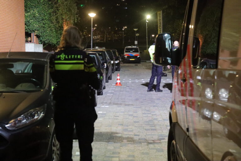 Automobilist rijdt in op agent, collega schiet op auto van verdachte Jacominastraat Rotterdam
