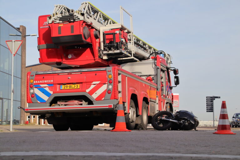 Motorrijder gewond na aanrijding met brandweerwagen Directiekade Rotterdam