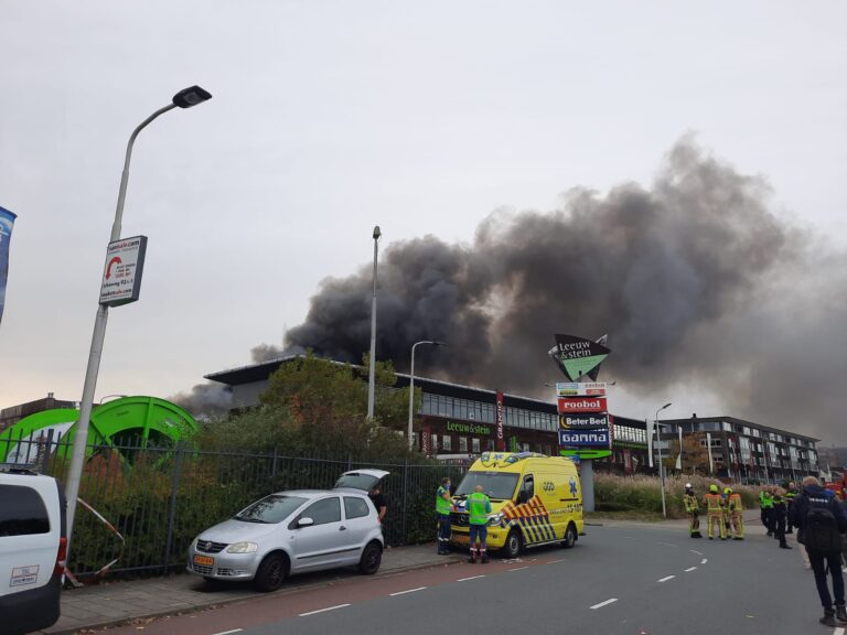 Zeer grote uitslaande brand woonboulevard Leeuwenstein Delft