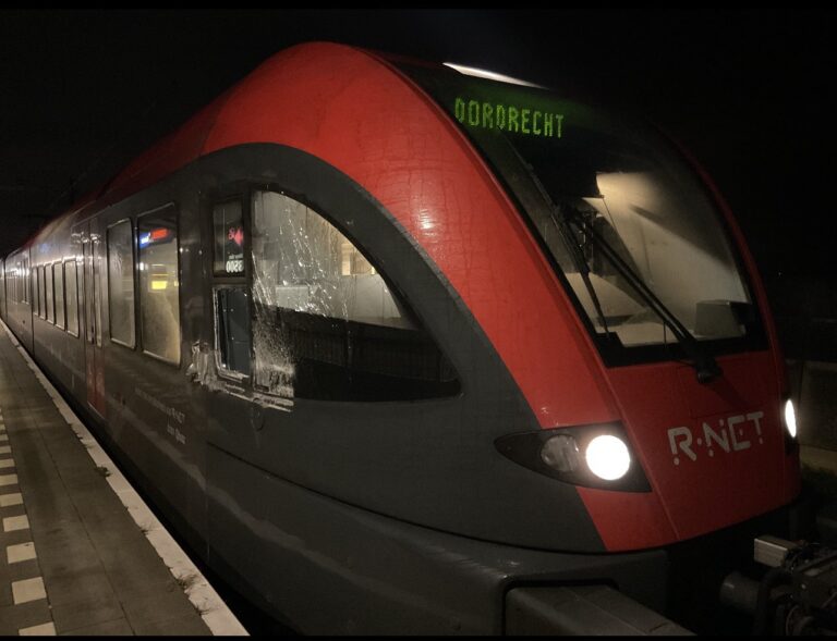 Trein bij Sliedrecht botst op hoogtebalk