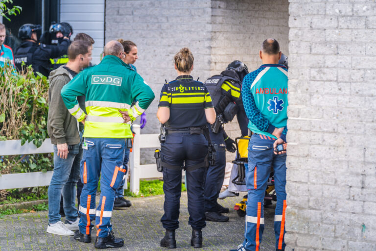 Team Parate Eenheid haalt verwarde man uit woning Sofie Blank Erf Capelle aan den IJssel