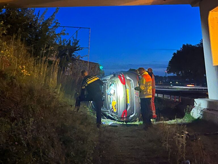 Automobilist gelanceerd via vangrail A29 Klaaswaal