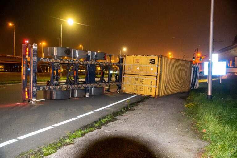 Vrachtwagen gekanteld op Groene Kruisplein Rotterdam