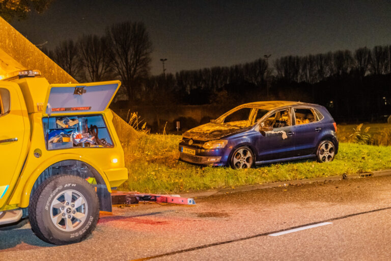 Auto vliegt al rijdend in brand Lucie Vuylestekeweg Rotterdam