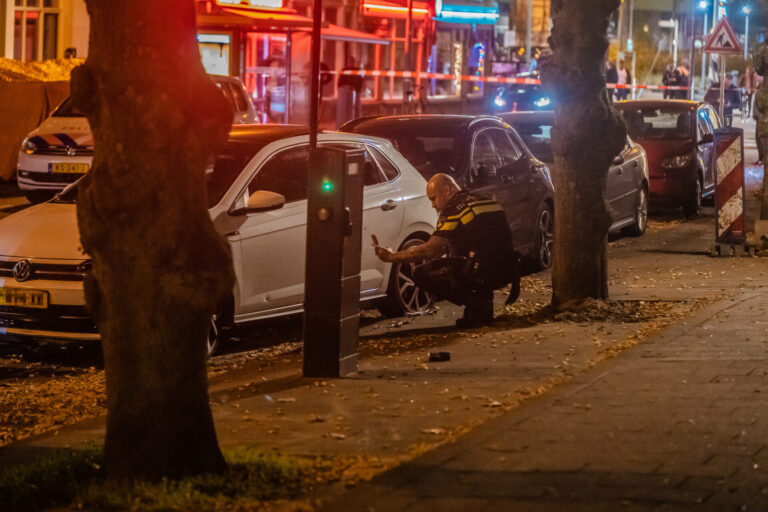 Man in auto meerdere keren beschoten Roentgenstraat Rotterdam