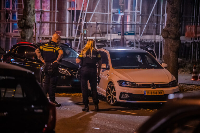Geparkeerde auto beschoten Roentgenstraat Rotterdam (video)