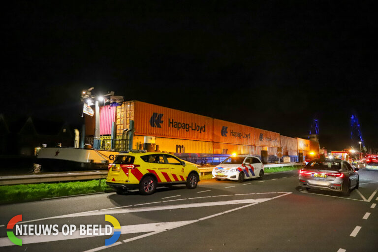 90 meter lang containerschip maakt water op de Gouwe bij Waddinxveen
