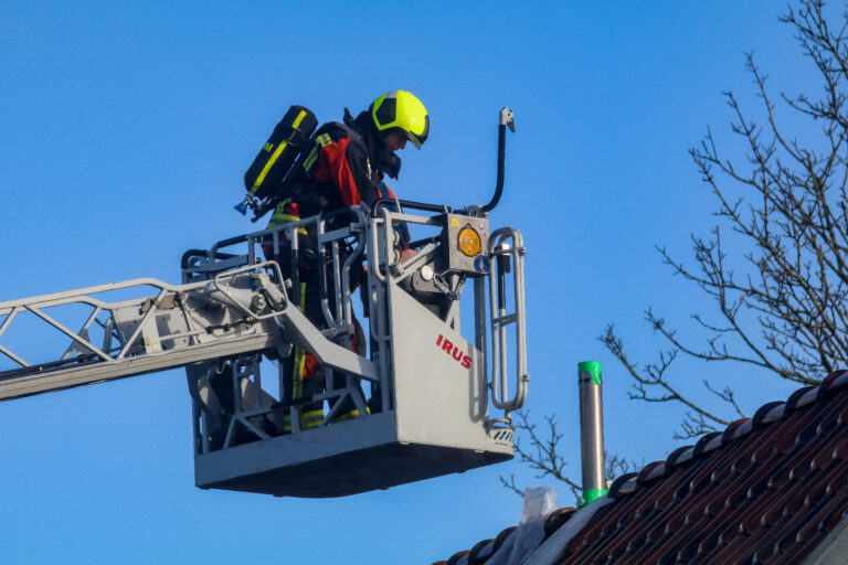 Brandweer blust schoorsteenbrand Molenlaan Bergambacht