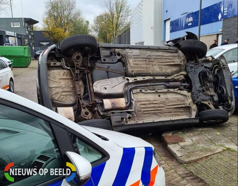 Auto komt op zijn kant terecht bij achtervolging van Heekstraat Schiedam