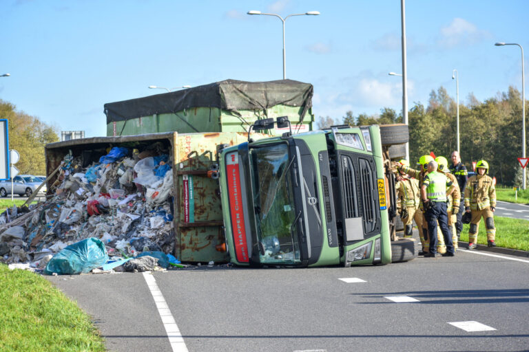 Vrachtwagen met huisvuil gekanteld, N210 Krimpen aan den IJssel deels dicht