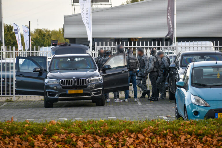Politiehelikopter en arrestatieteam oefenen in Stormpolder Krimpen aan den IJssel