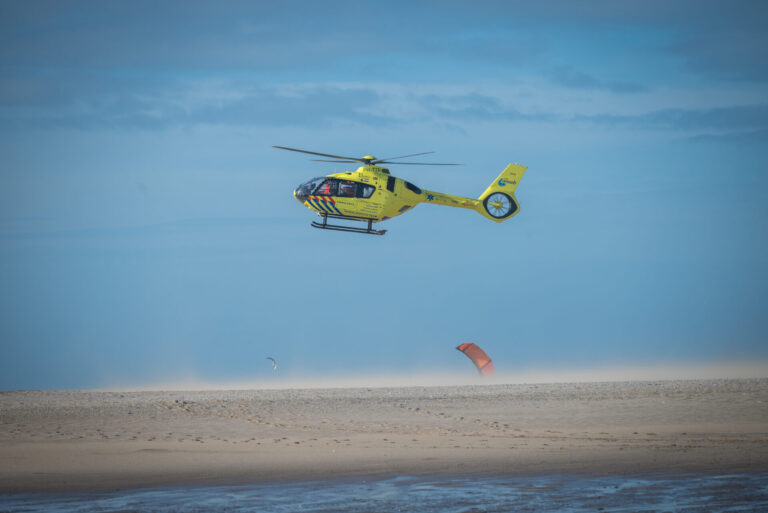 Kitesurfer met traumahelikopter naar ziekenhuis gebracht Sluferstrand Rotterdam Maasvlakte