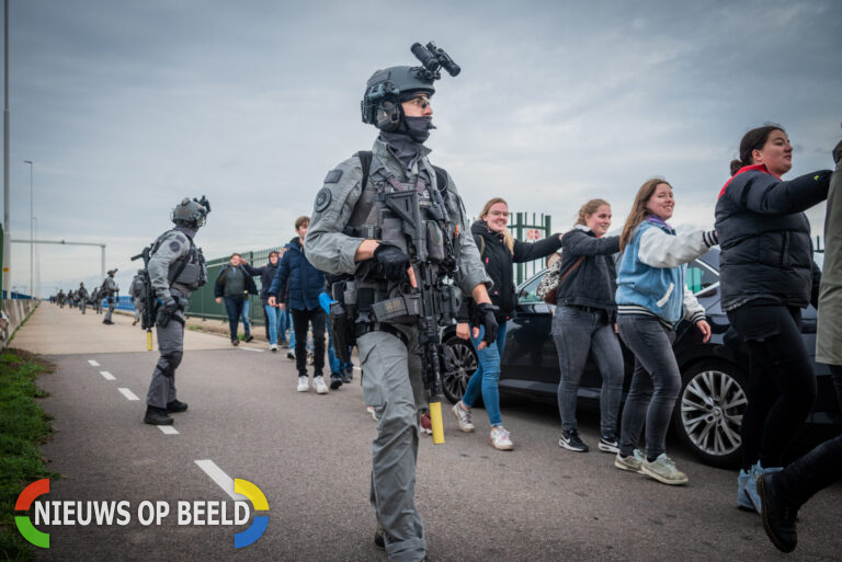 Dienst Speciale Interventies oefent bij Haringvlietsluizen Stellendam