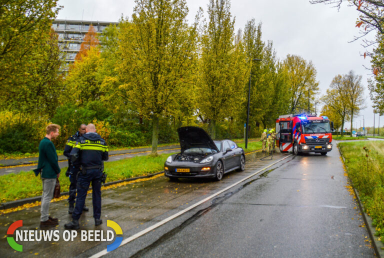 Rookontwikkeling onder motorkap van Porsche Westlandseweg Maassluis