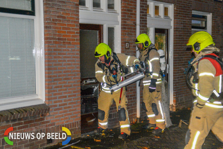 Brandweer ramt deur van woning in voor CO-melder Narcisstraat Maassluis