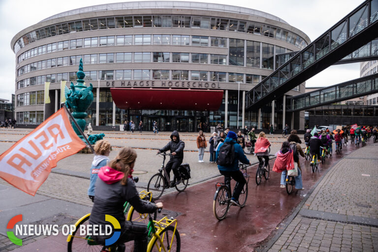 Studenten fietsen door Den Haag als protest tegen renteverhoging studieschuld